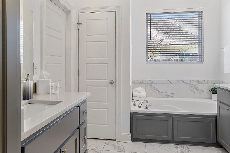 Primary Bathroom en suite