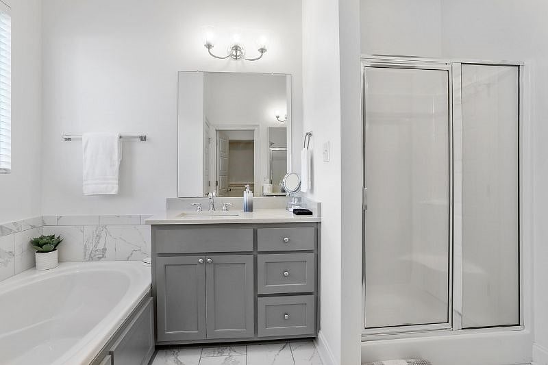Primary bathroom en suite