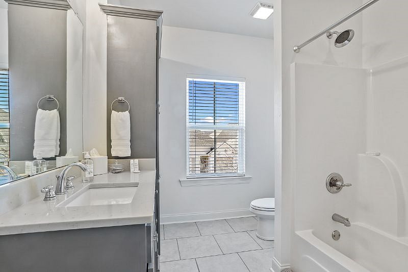 Bedroom 2 and 3 - Jack-n-Jill full bathroom 
