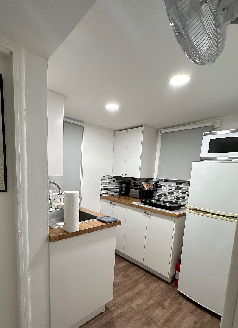 Full Kitchen w plenty of storage