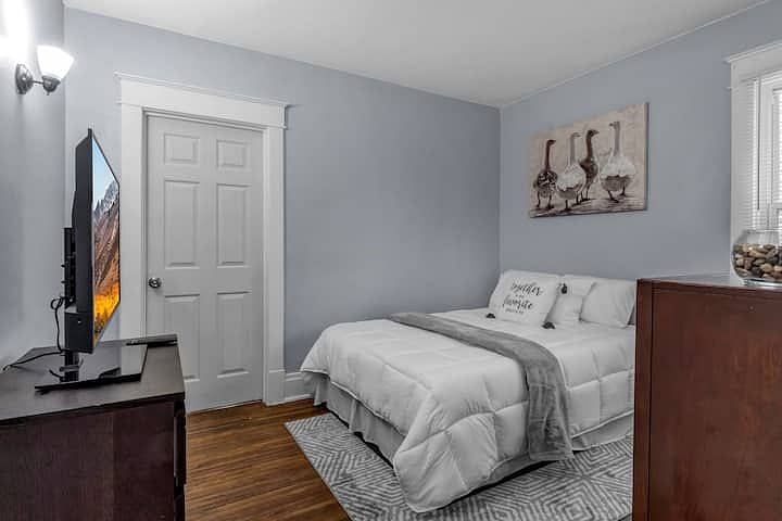 Bedroom 2 (Queen Bed) Master Bathroom Included