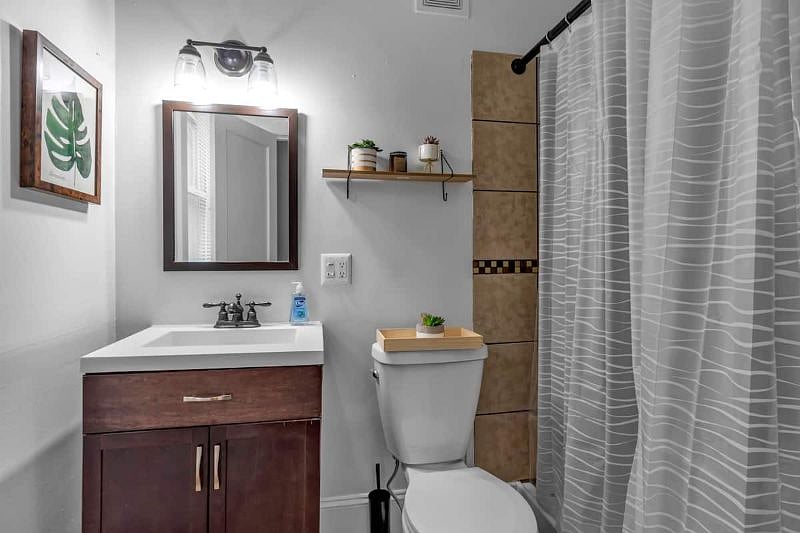 Bathroom 2 (Master Bedroom)