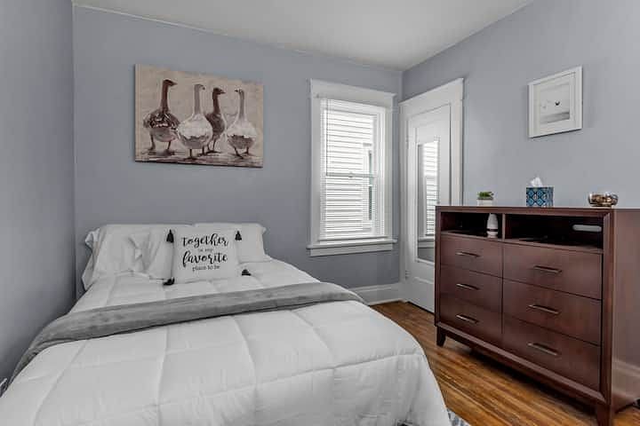 Bedroom 2 (Queen Bed) Master Bathroom Included