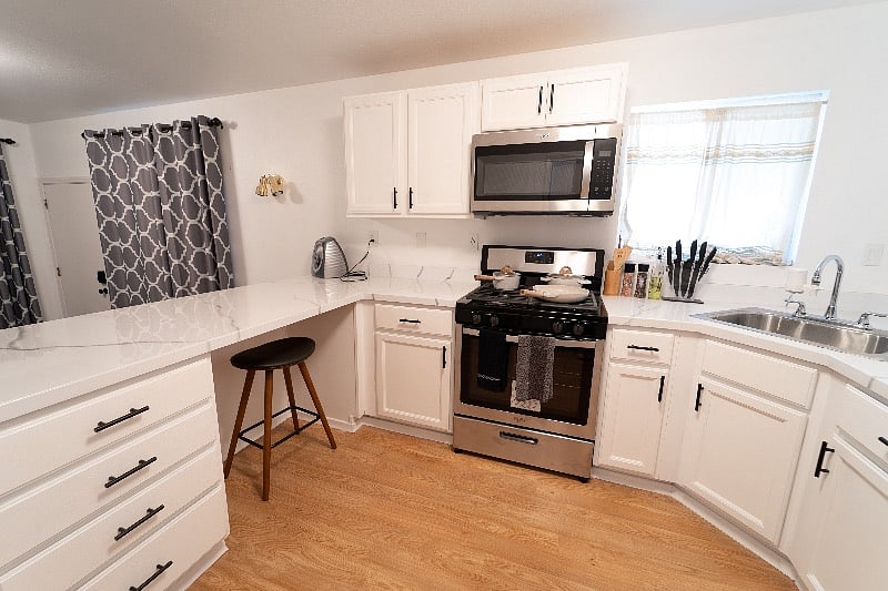 Full-size kitchen, huge countertop workspace