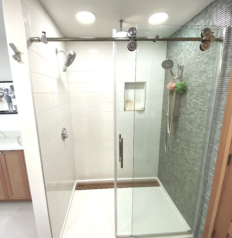 A luxurious shower with three different showerheads (rain, massage, handheld). Use 1, 2 or all three at once for the ultimate showering experience! 