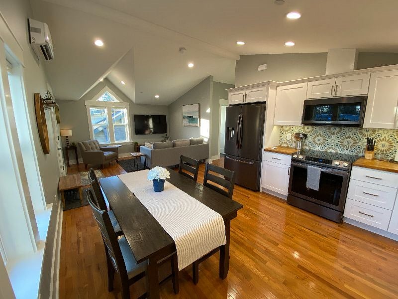 13' tall ceilings and solid hardwood oak floors