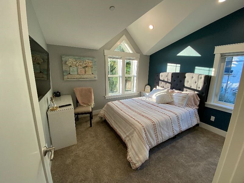 Queen sized bed and tall ceilings