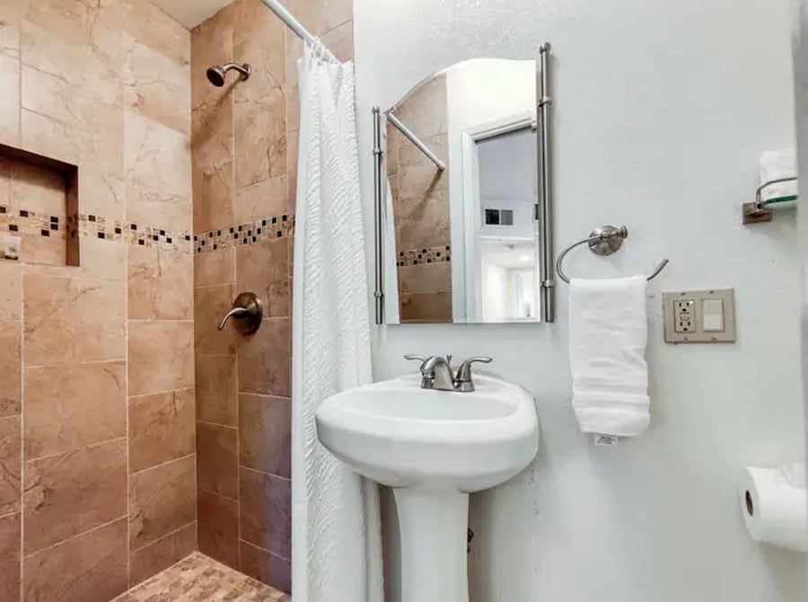 Full bathroom in 2nd bedroom
