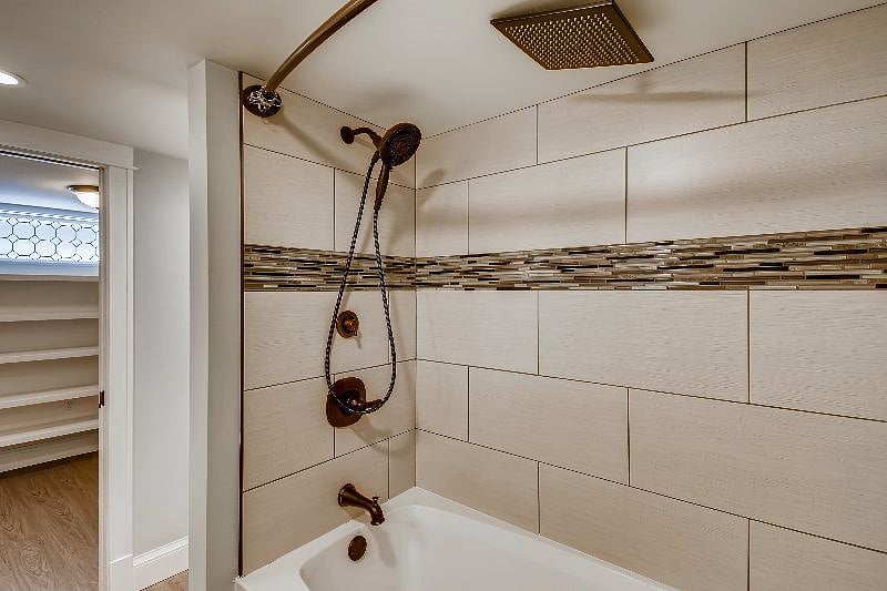 rainshower and soaking tub