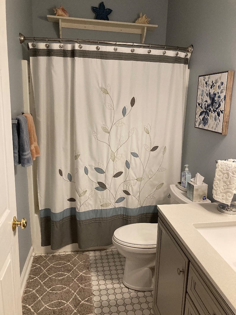 Guest bathroom with tub/ shower combo