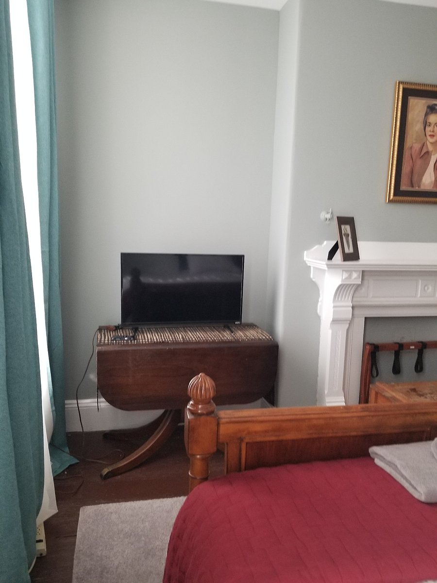 Second floor rear bedroom flat screen decice ready TV.