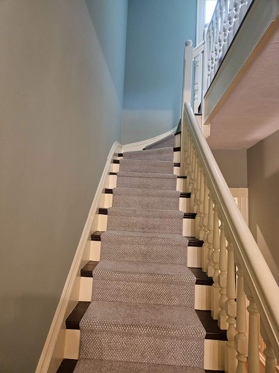 Stairs leading to 2nd floor rbedrooms.