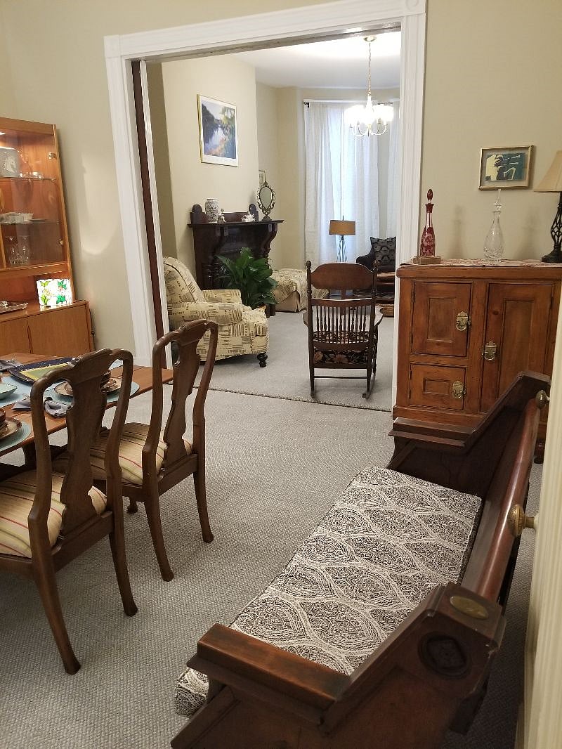 First floor dining room with additional seating. Available to all tenants.