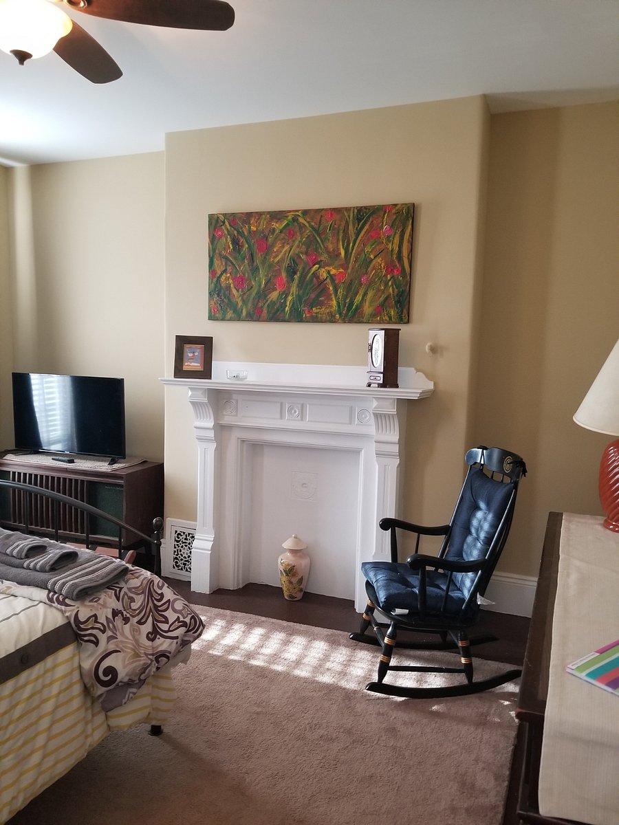 Third floor rear nonworking fireplace, device ready flat screen tv, bed linens, towels and blackout curtains. Traditionl lock on bedroom door.