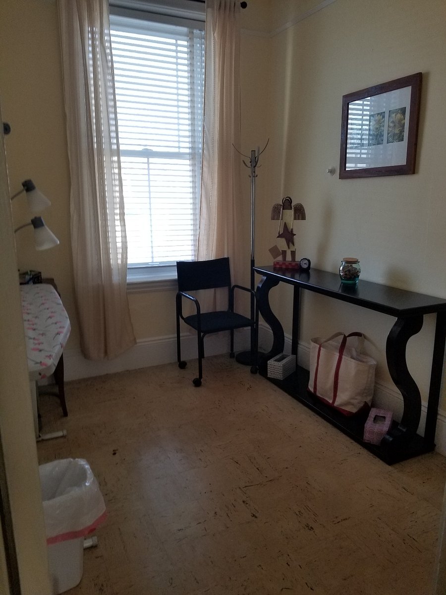 3rd floor ironing/laundry drying room with vacuums. Available to all tennants.
