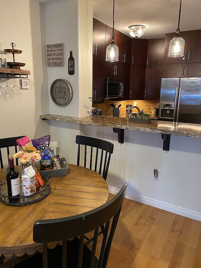 Dining table with 4 chairs 