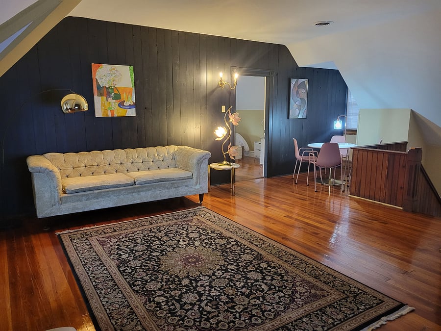 Large living room in the middle of the 2 rooms