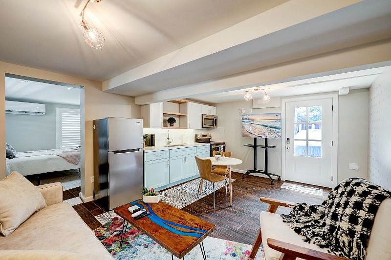 Open kitchen, dining & lounge area