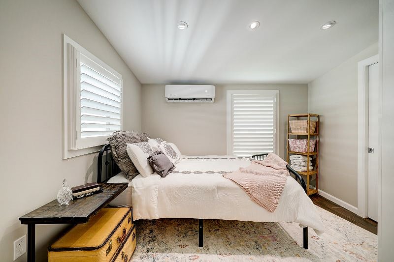 Queen bed, blackout shutters & complete linens