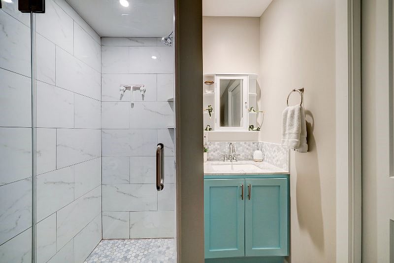 Step-in shower & full vanity w/extra storage