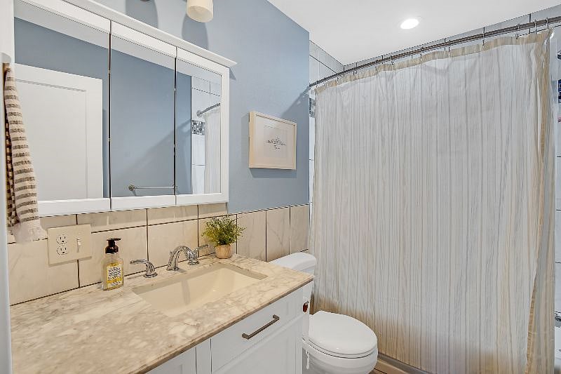 Shared full bathroom, main floor