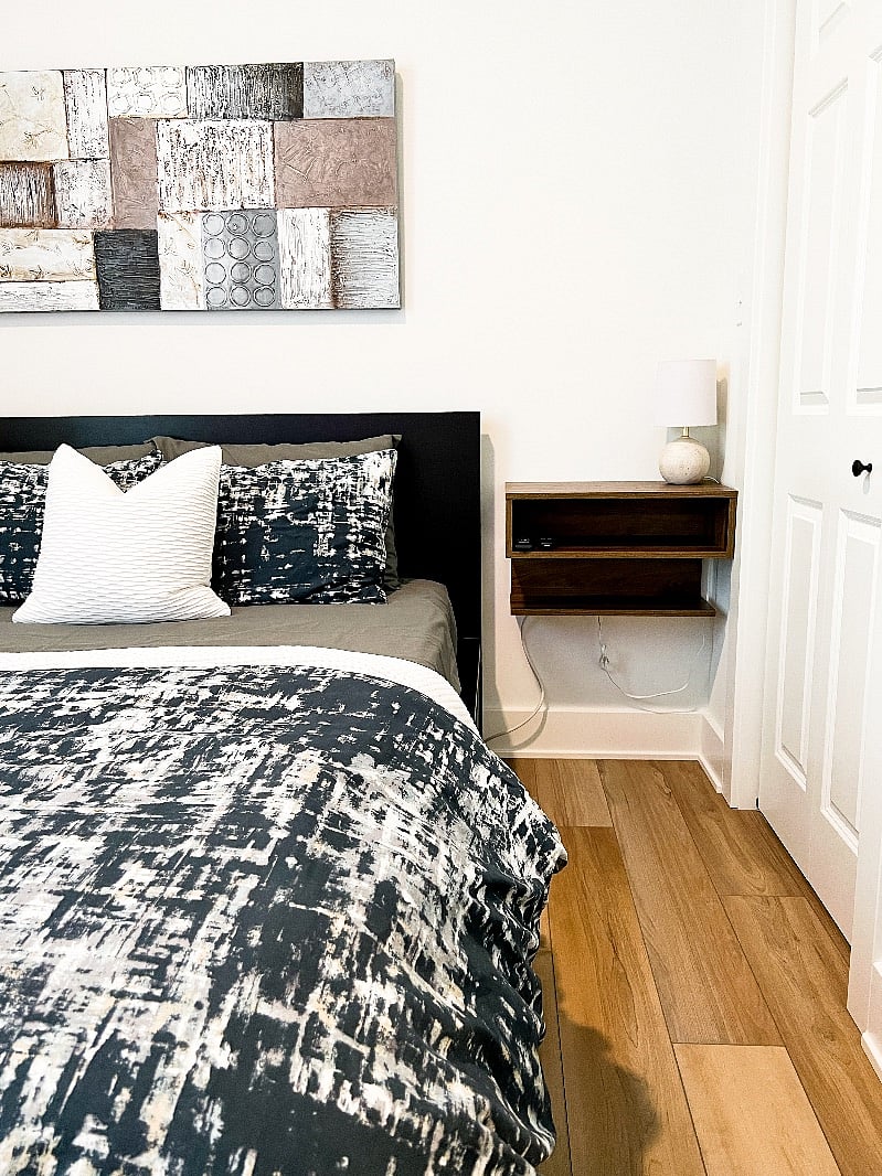 Bedroom (Queen Bed)