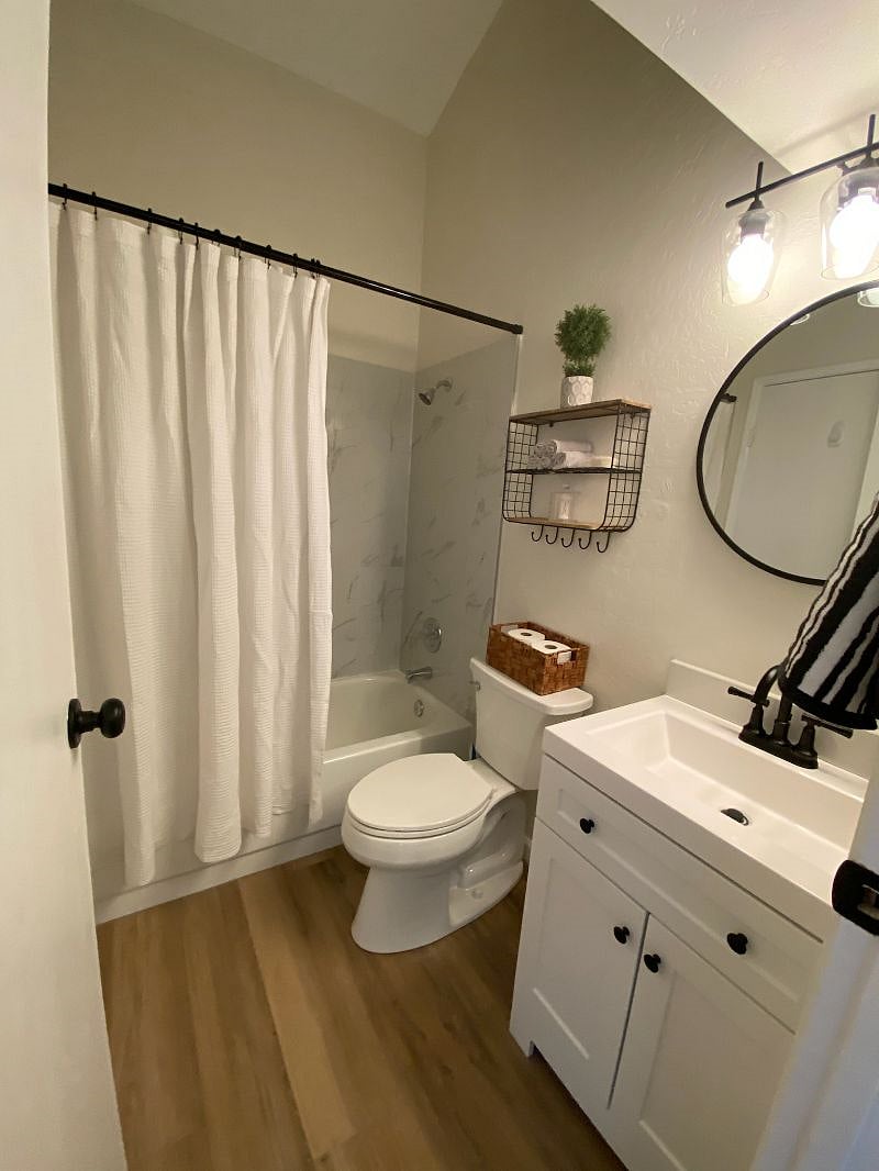 GUEST BATH WITH TUB