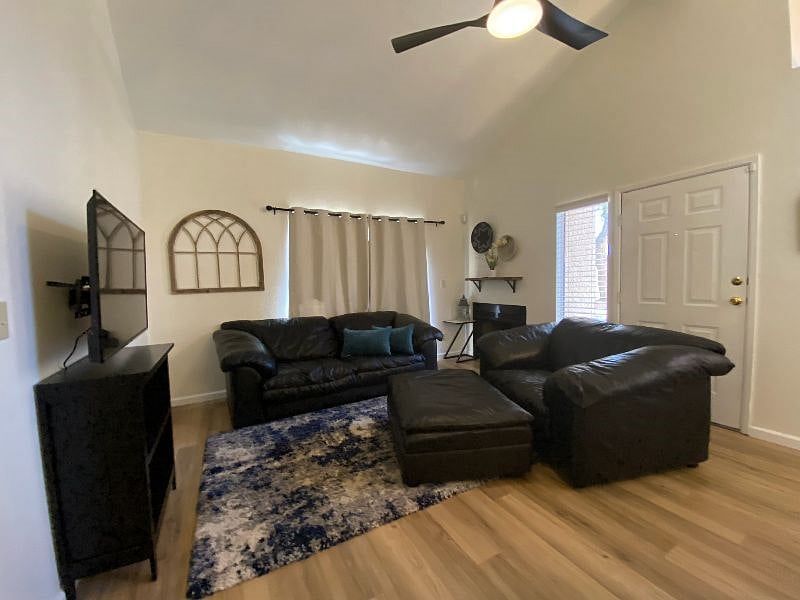 SPACIOUS LIVING ROOM