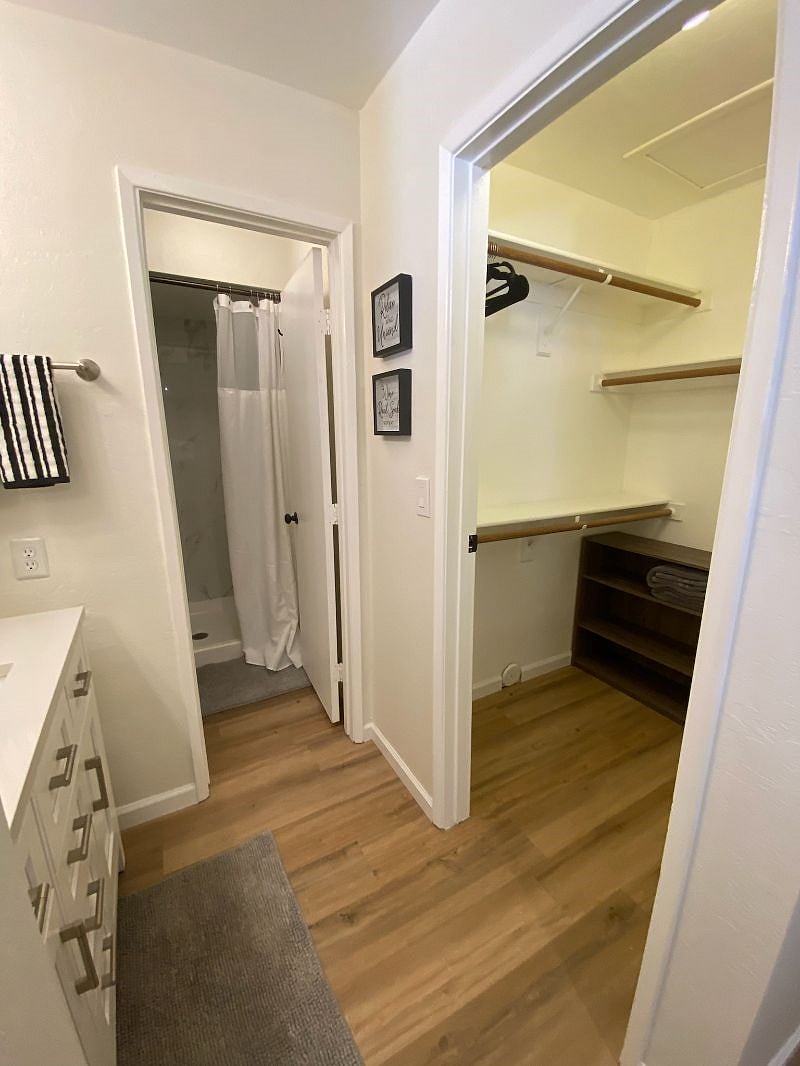 MASTER WALK-IN CLOSET