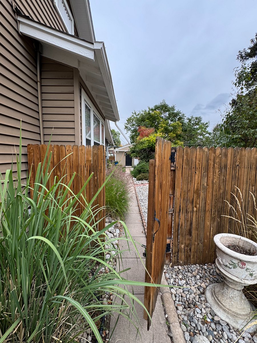 entrance to backyard from front driveway parking space