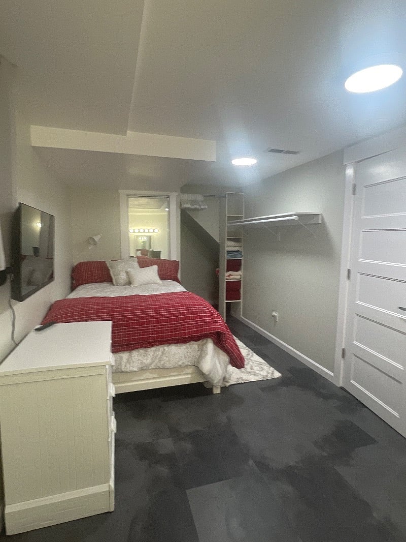 Full sized bed, smart tv