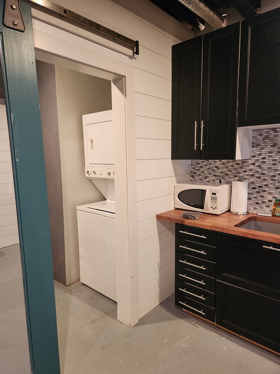 Basement apartment with washer/dryer
