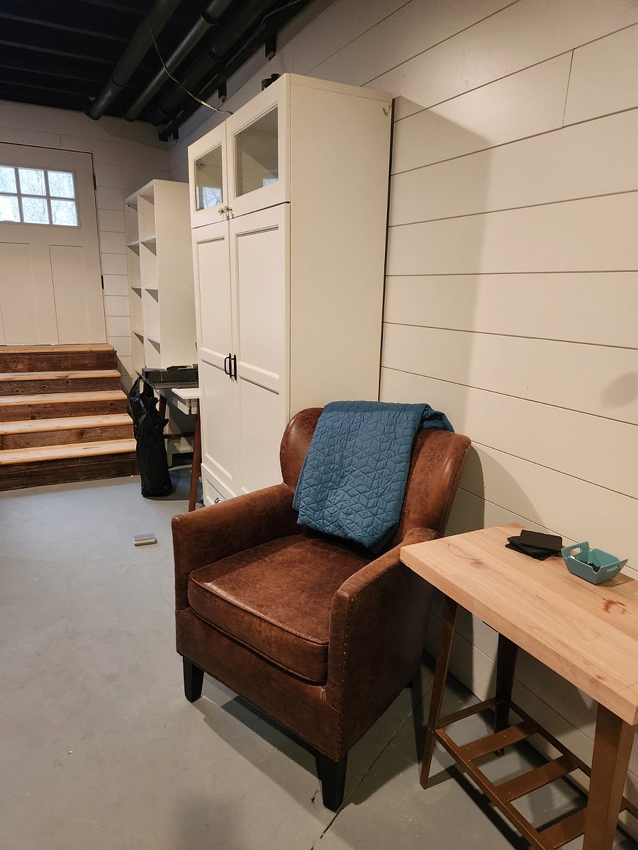 Basement apartment w/separate entrance