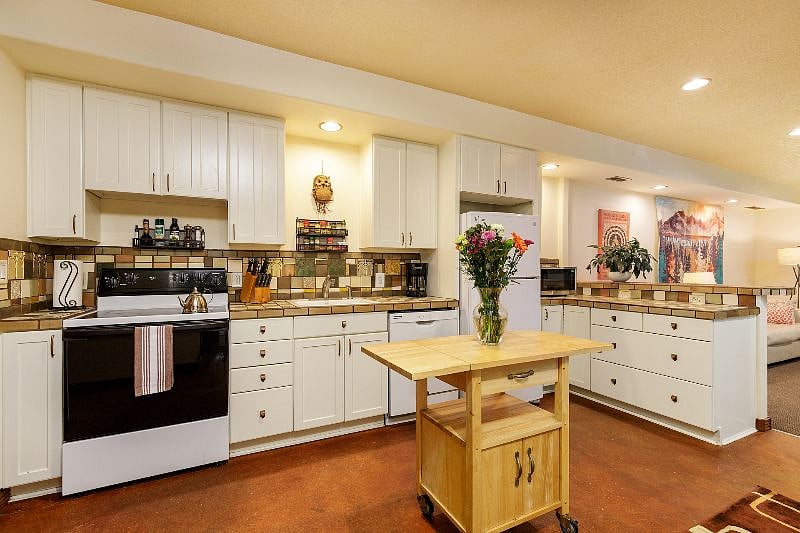 Fully equipped kitchen with full-size appliances (dishwasher, range/oven, refrigerator.) Stocked with quality cookware, utensils, and spices. Perfect for preparing healthy meals and settling into routine during long assignments.