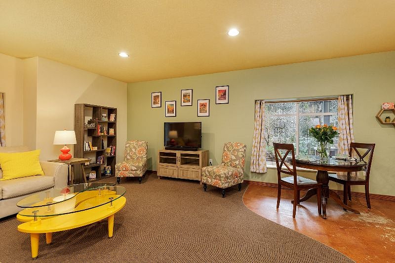 Comfortable living space with a 50" smart TV with Amazon Fire stick included with Xfinity, Netflix and Prime, perfect for unwinding after long shifts. Or use your own streaming stick.