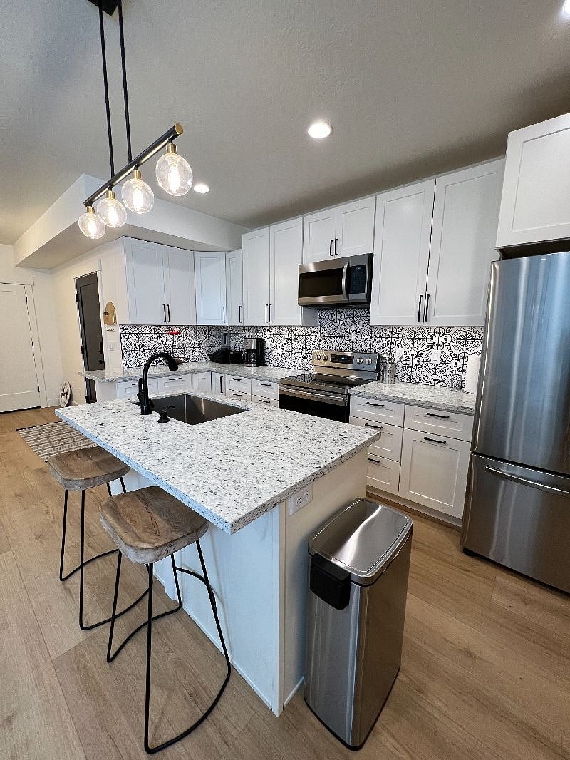 Stainless steel appliances, Garbage disposal, dishwasher and fully equipped kitchenware and small appliances. 