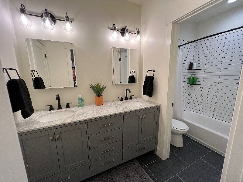 Primary en suite bathroom