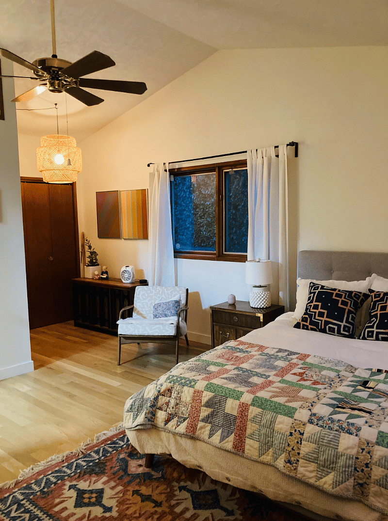 main bedroom, queen bed