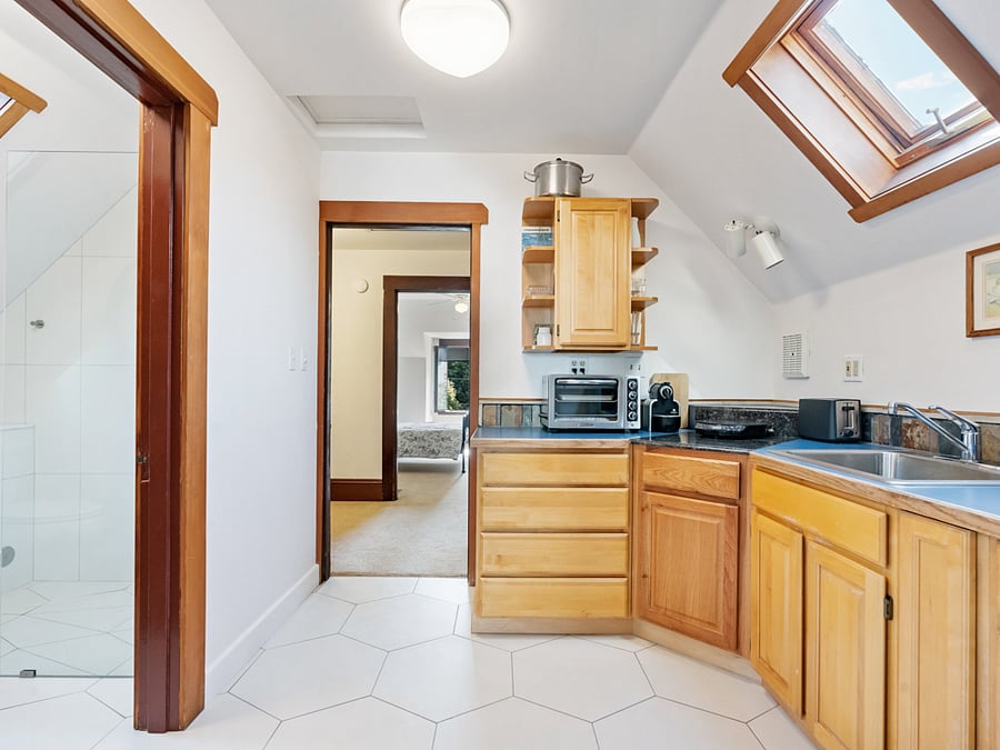 Well equipped kitchenette.