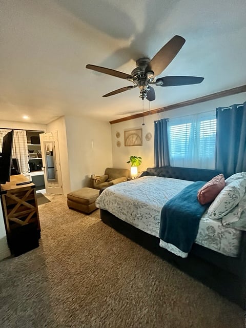 Queen size bed.