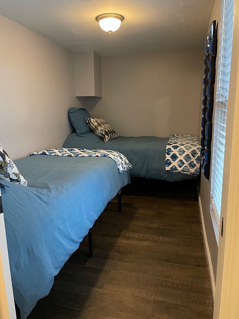 Small front secondary room. 2 twin beds.
