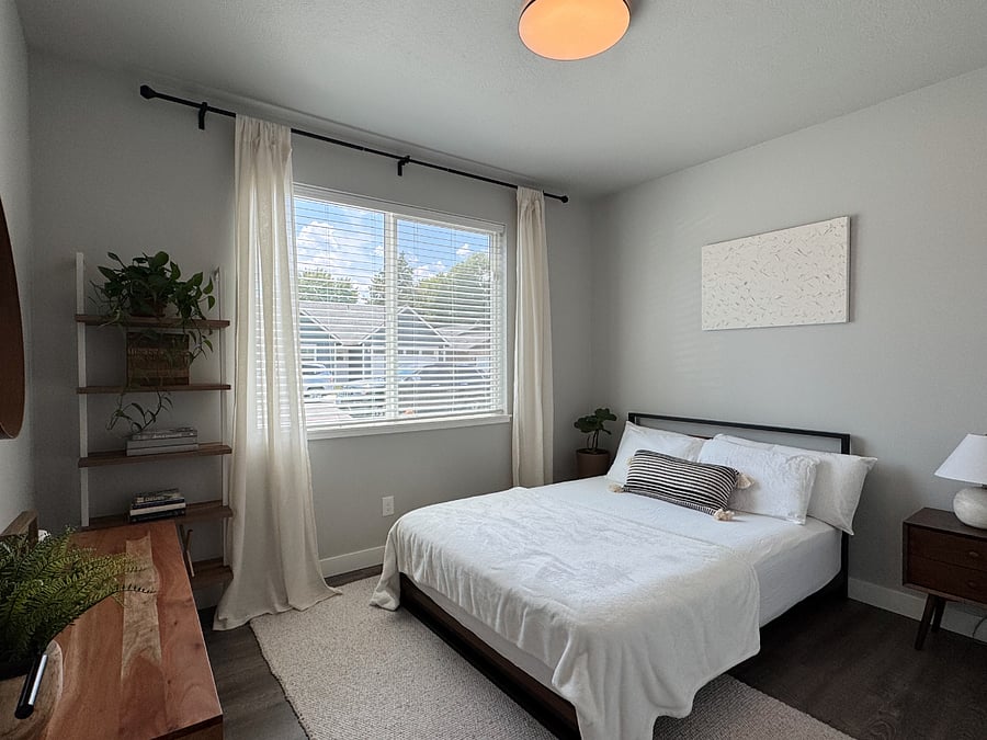 2nd bedroom - queen bed
