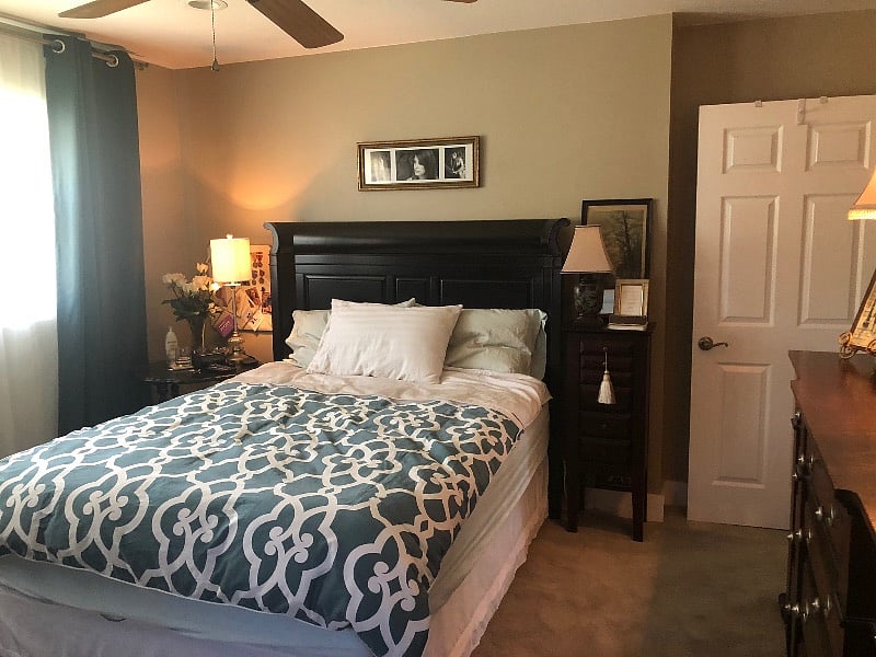 UPPER BEDROOM QUEEN BED