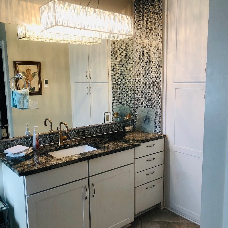 UPPER BATHROOM