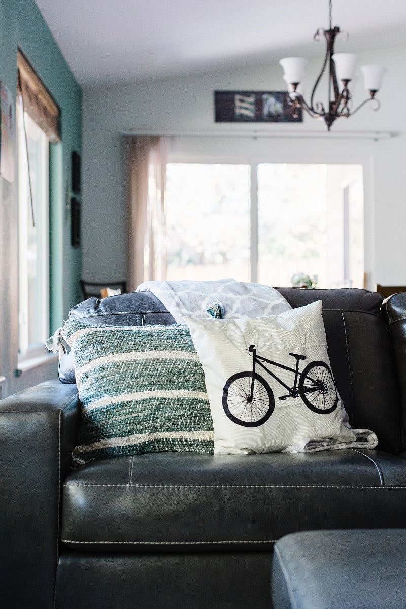 A close up of the biking theme.