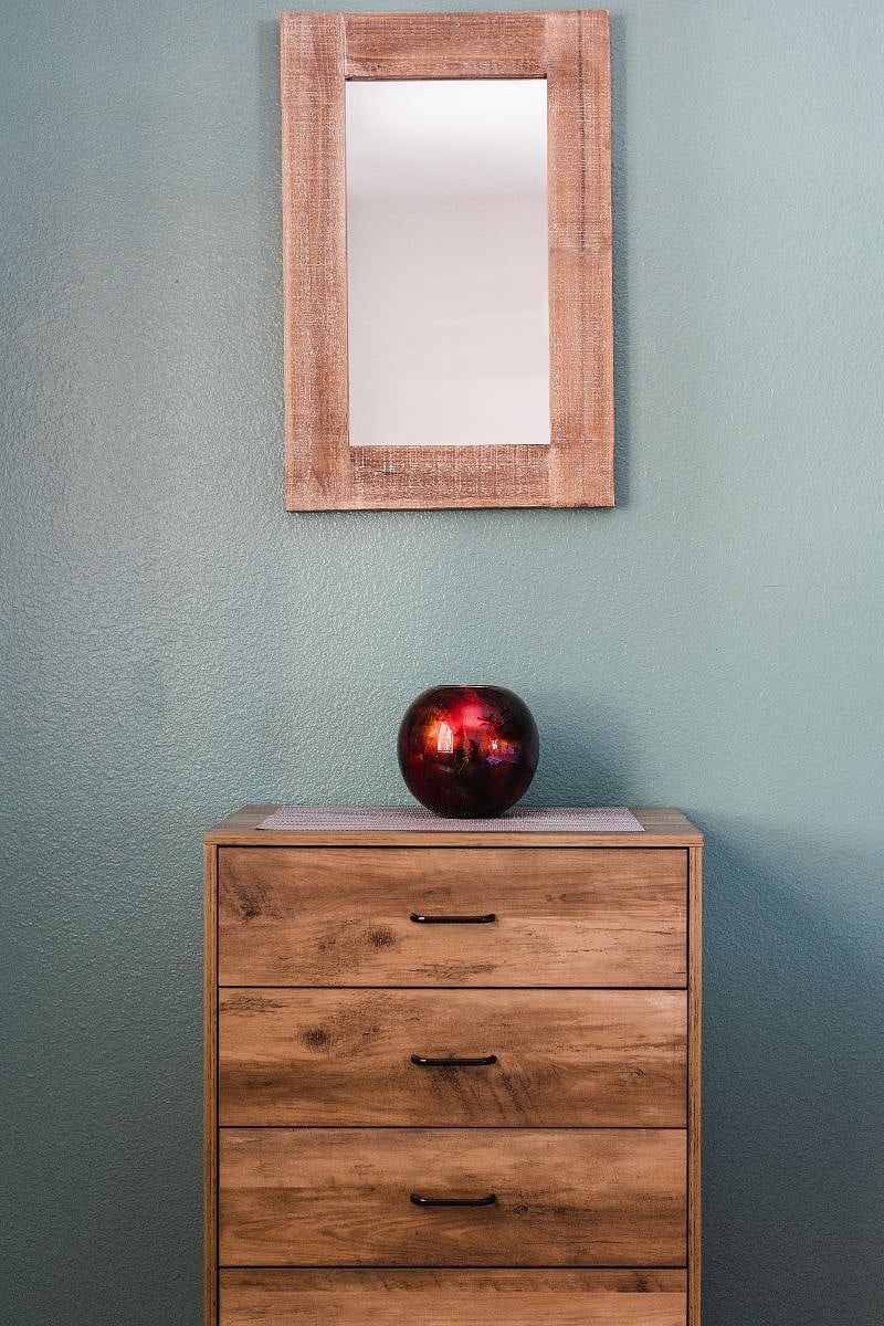 A 4-drawer dressing and decor.