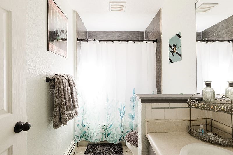 A complete view of the second full bathroom.