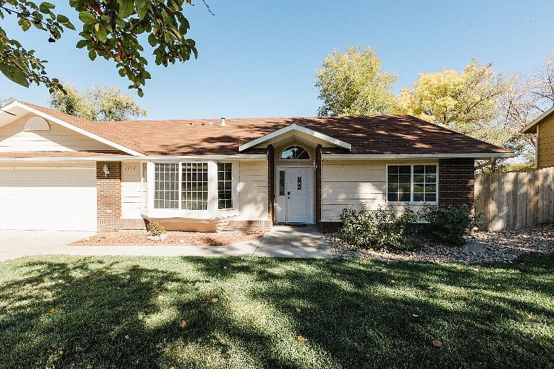 Enjoy our 1713 sqft home with a great split bedroom, open-concept floor plan and 2 living areas in the Redlands neighborhood.