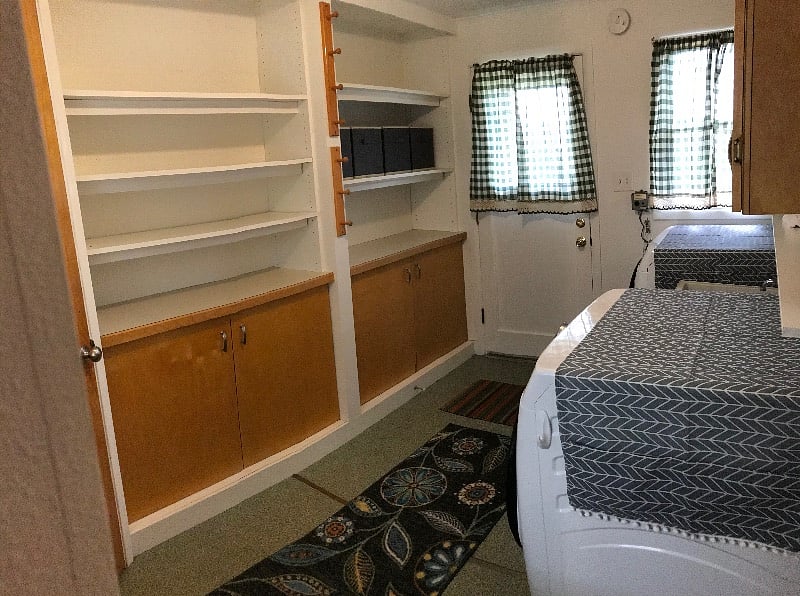 Utility Room w/ washer/dryer