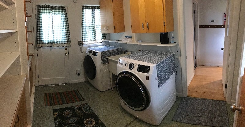 Utility Room w/ washer/dryer